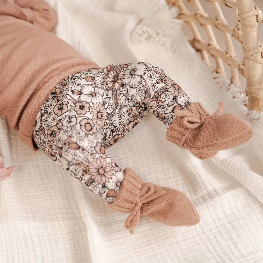 baby-broekje-combi-flowers-ruffle-shirtje-peach-slofjes-perzik-momsandminisjpg