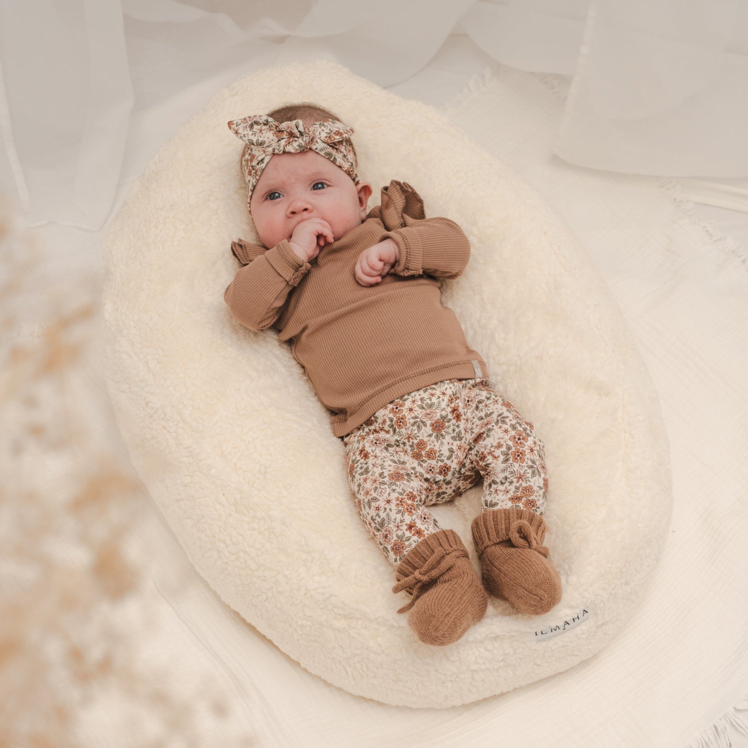 Baby broekje en haarbandje bush flowers-Ruffle shirtje cacao-Slofjes licht bruin 2_Momsandminis
