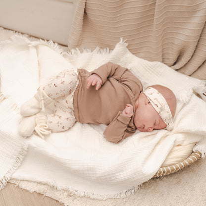 Baby broekje en haarbandje flower field-Overslag shirtje taupe rib-Slofjes ecru_Momsandminis