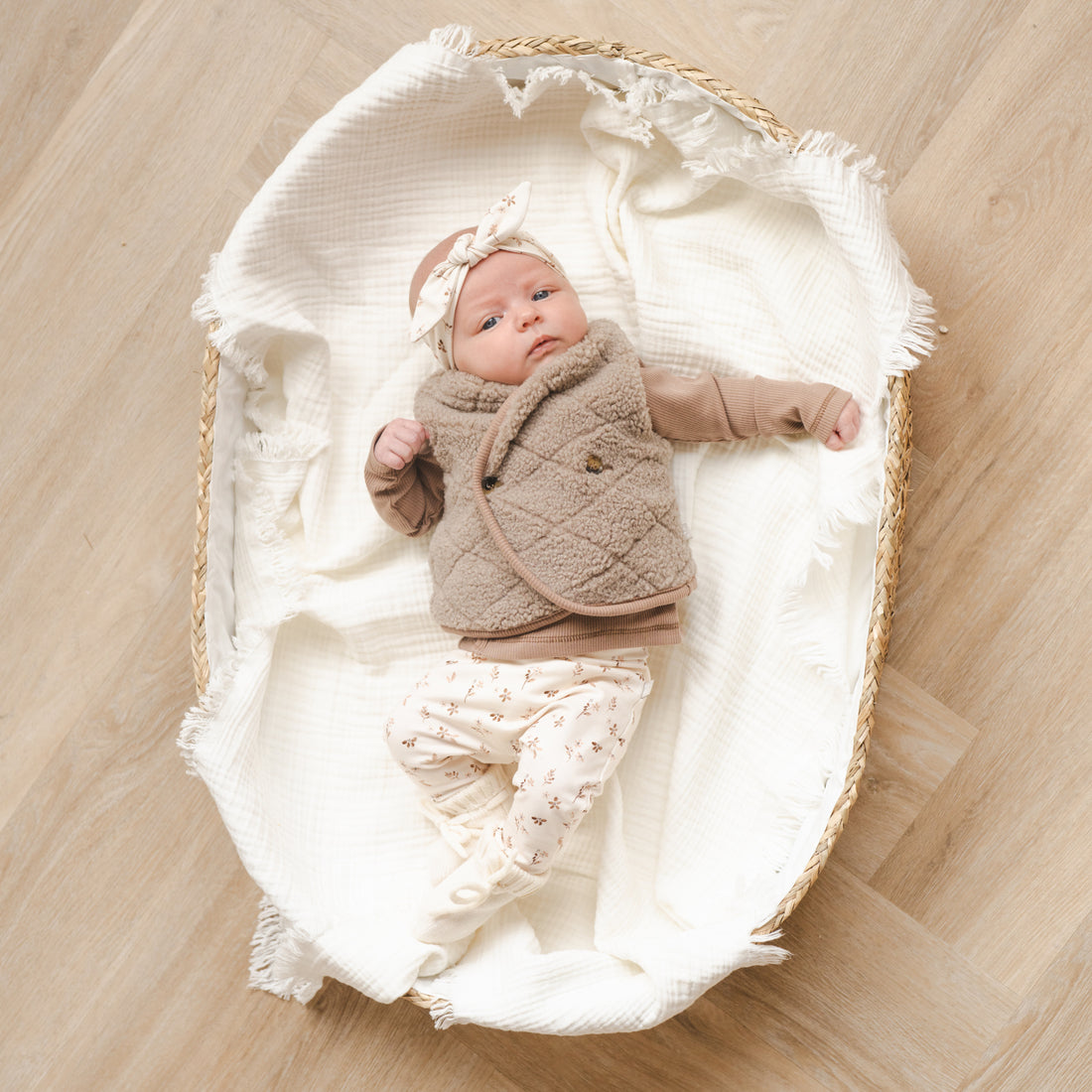 Baby broekje flower field-Overslag shirtje taupe rib-Gilet ruit taupe_Momsandminis