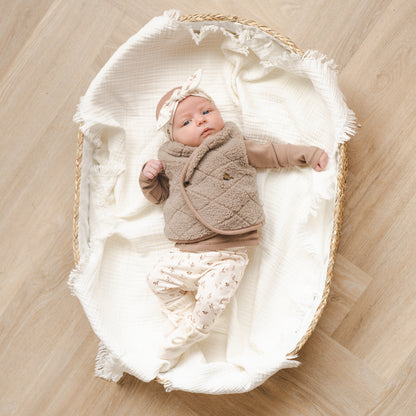 Baby broekje flower field-Overslag shirtje taupe rib-Gilet ruit taupe_Momsandminis