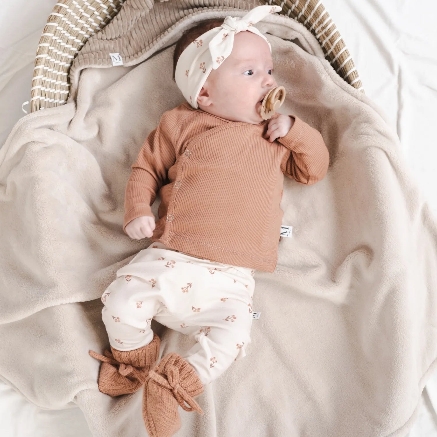 Baby-broekje-Haarbandje-red-berries-Overslag-shirtje-Peach-Slofjes-Perzik_Momsandminis.jpg