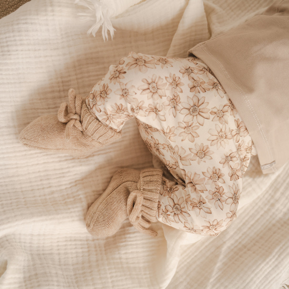 Baby broekje lily beige-Slofjes zand_Momsandminis