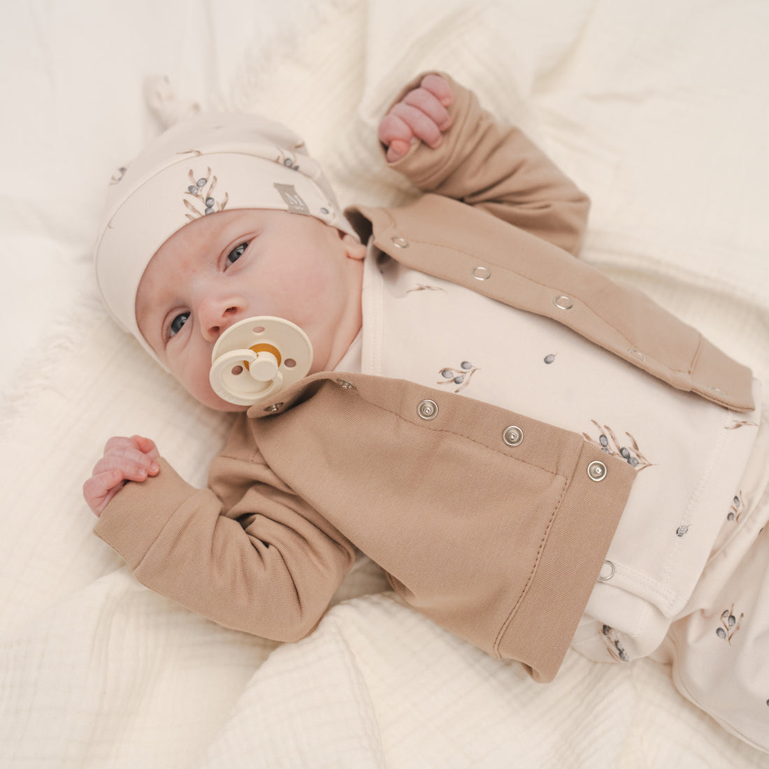 Baby vestje dark beige-Newborn mutsje en overslag shirtje olive leaves_Momsandminis