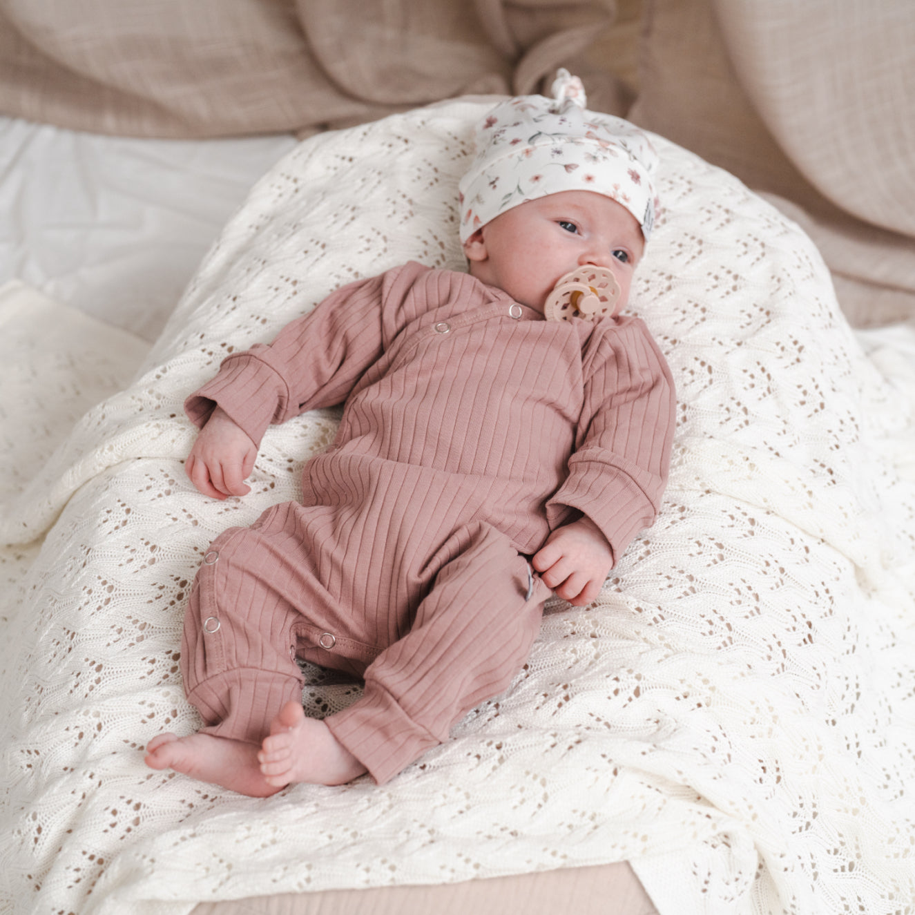 boxpakje-big-rib-roze-mutsje-floral-momsandminis