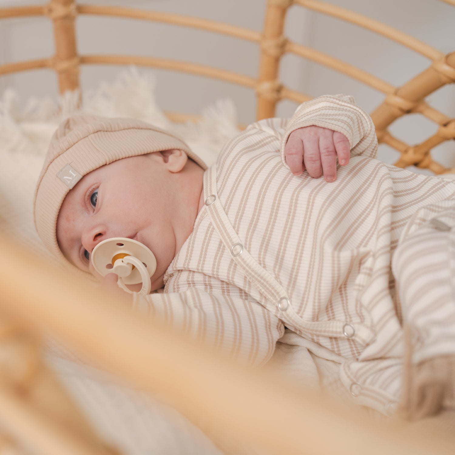 Boxpakje double stripes beige rib-Mutsje rib beige_Momsandminis