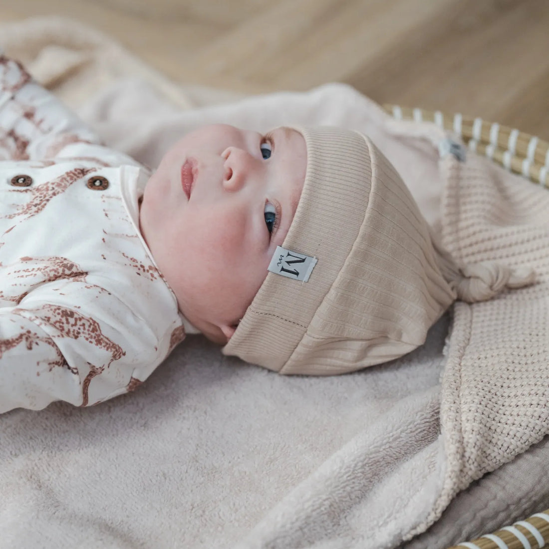 Boxpakje-giraffe-Mutsje-rib-beige_Momsandminis.jpg