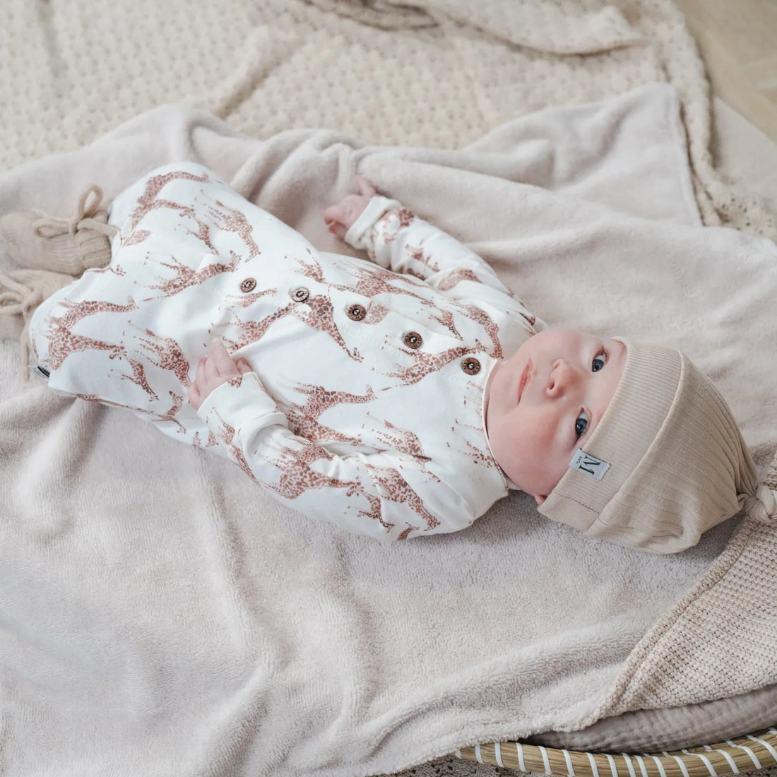 boxpakje-giraffe-mutsje-rib-beige-slofjes-beige-2-momsandminisjpg