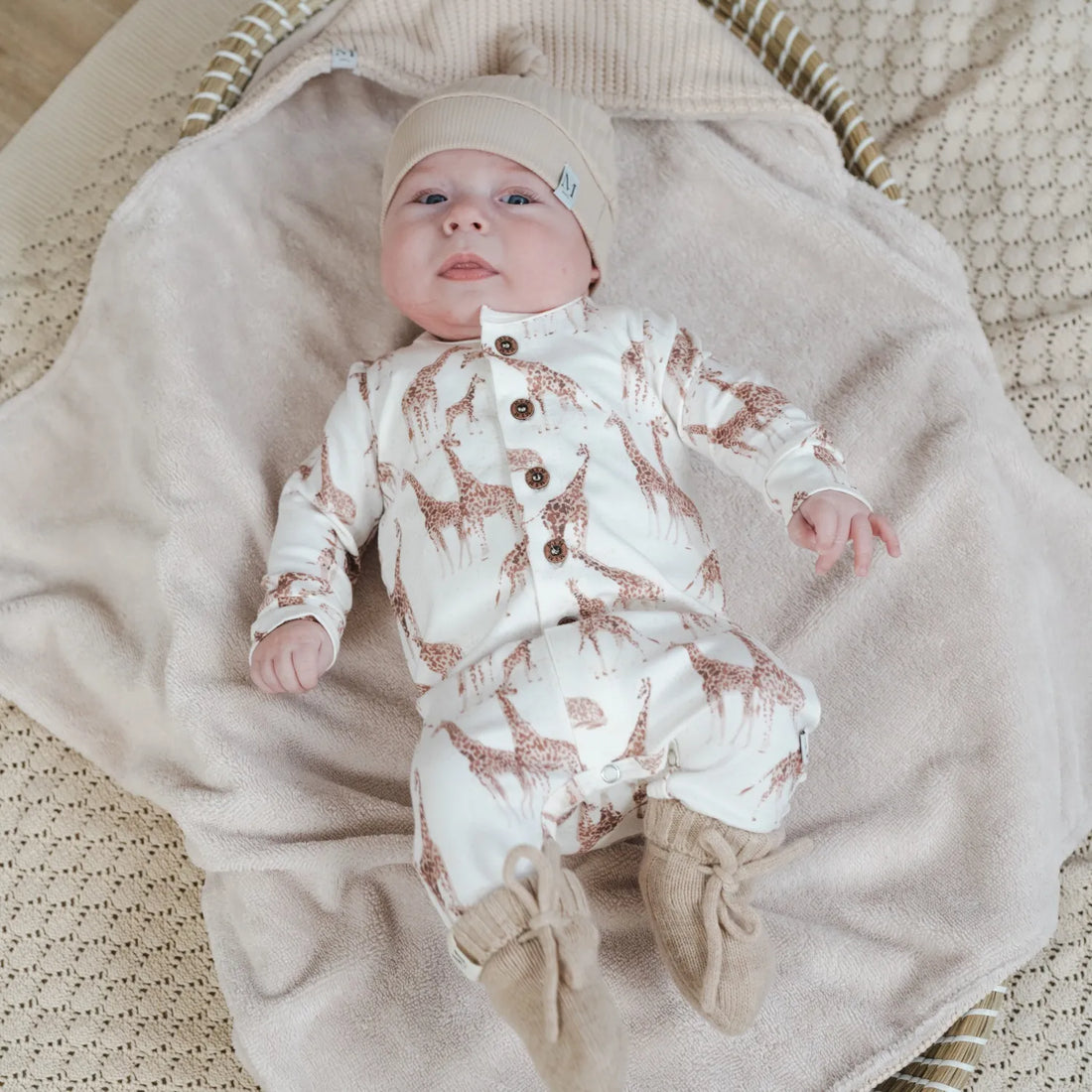 boxpakje-giraffe-mutsje-rib-beige-slofjes-beige-momsandminisjpg