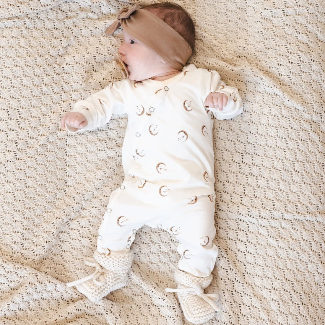 boxpakje-maantjes-haarbandje-cacao-chunky-slofjes-off-white-momsandminisjpg