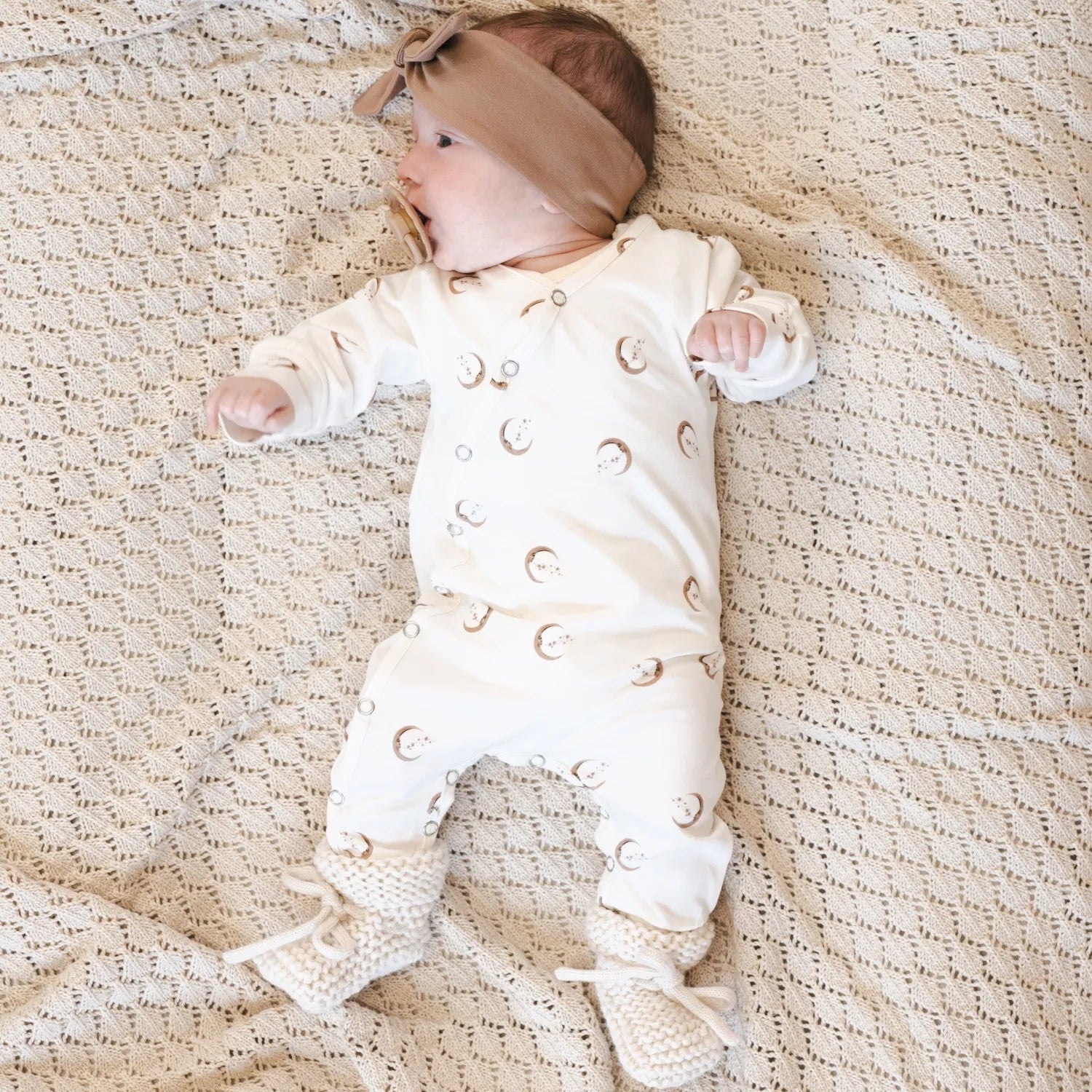 boxpakje-maantjes-haarbandje-cacao-chunky-slofjes-off-white-momsandminisjpg