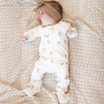 boxpakje-maantjes-haarbandje-cacao-chunky-slofjes-off-white-momsandminisjpg