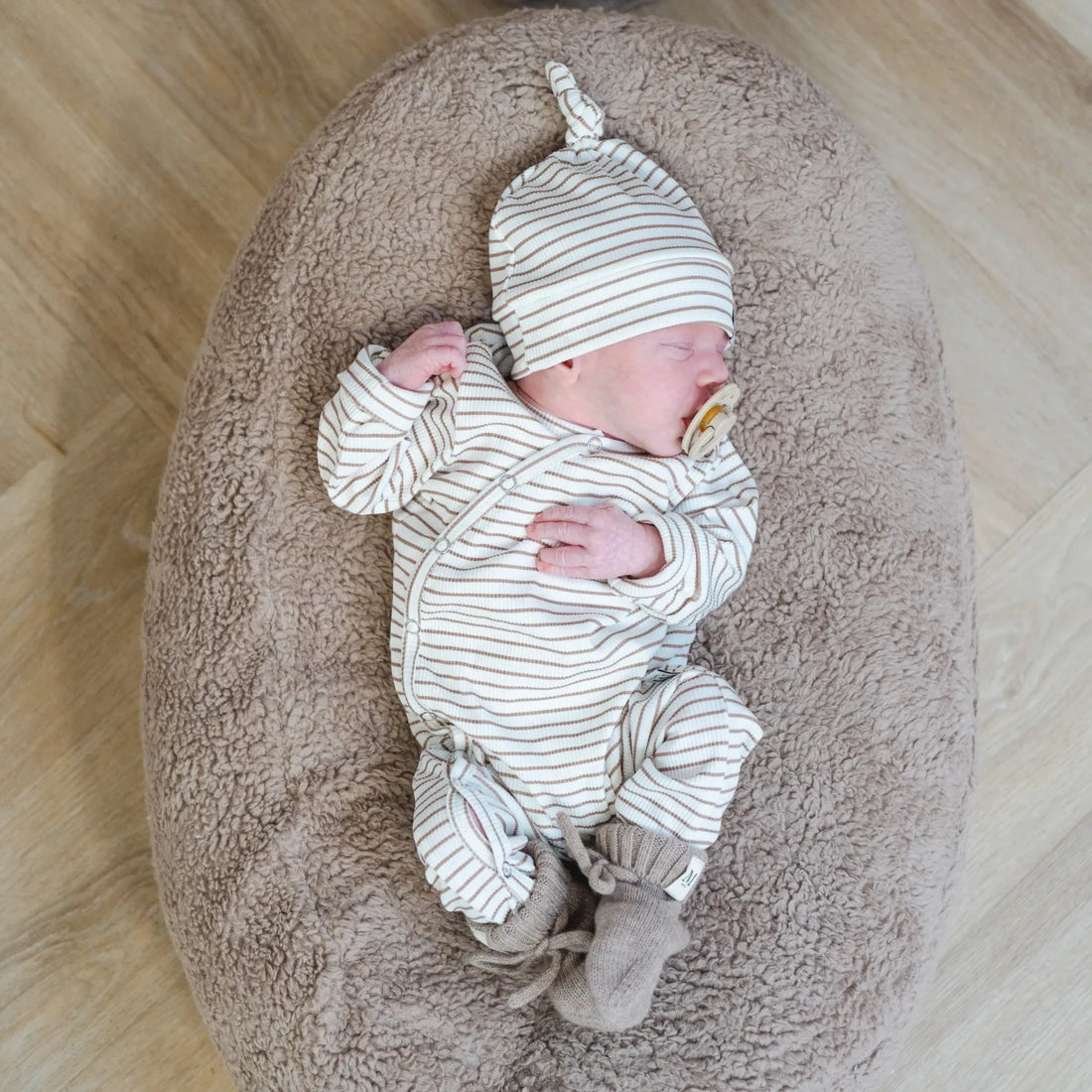 Boxpakje-Mutsje-Taupe-stripes-Rib-Slofjes-naturel_Momsandminis.jpg