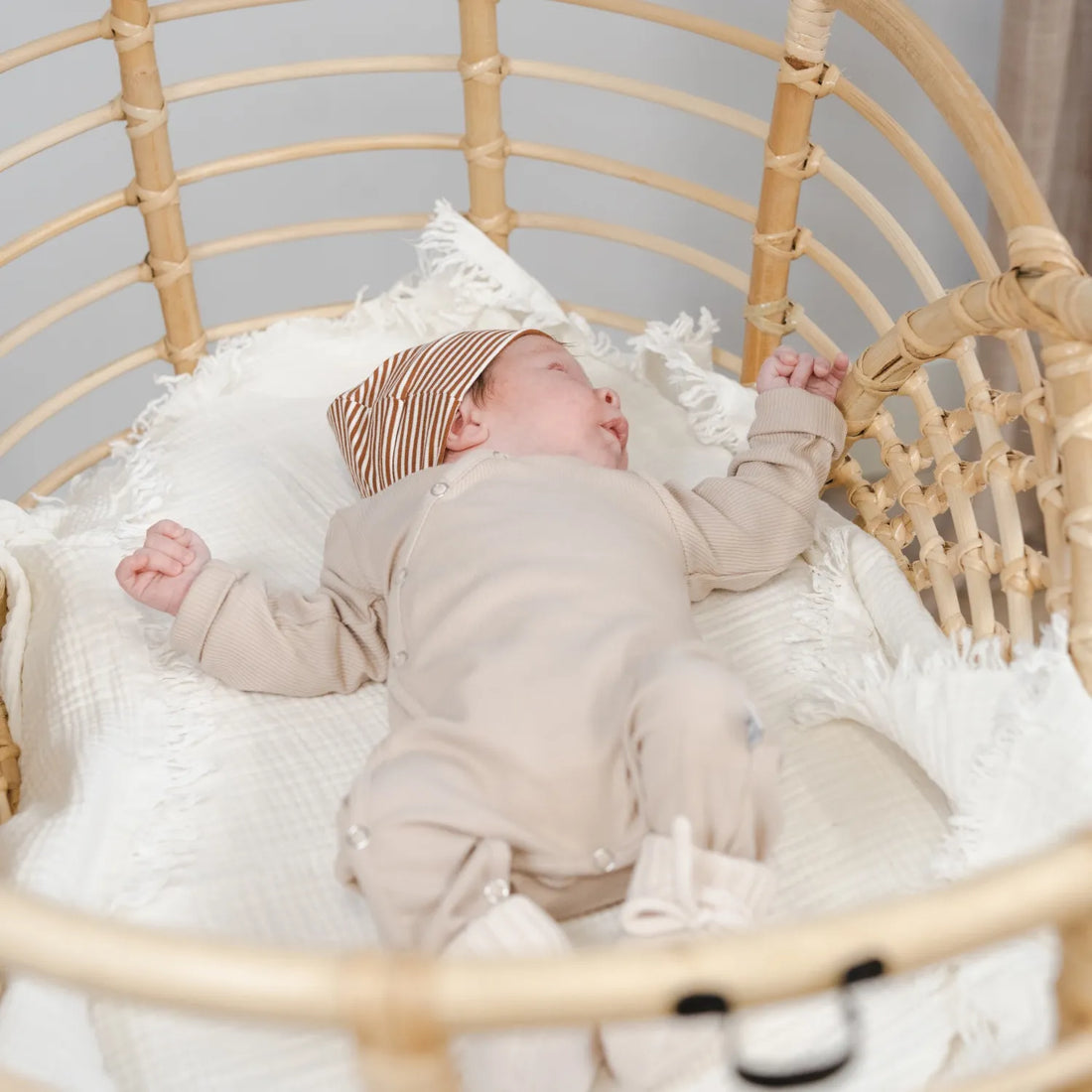 Boxpakje-rib-beige-Slofjes-off-white-Mutsje-cognac-stripes-mini_Momsandminis.jpg