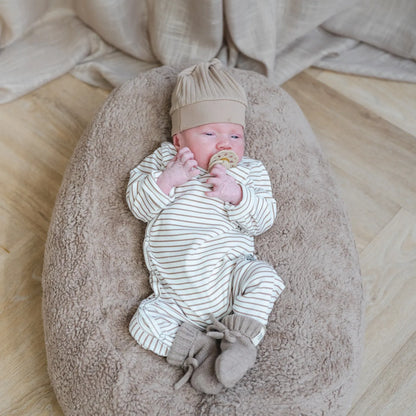 Boxpakje-Taupe-stripes-Rib-Slofjes-naturel-Mutsje-Taupe-Rib_Momsandminis.jpg