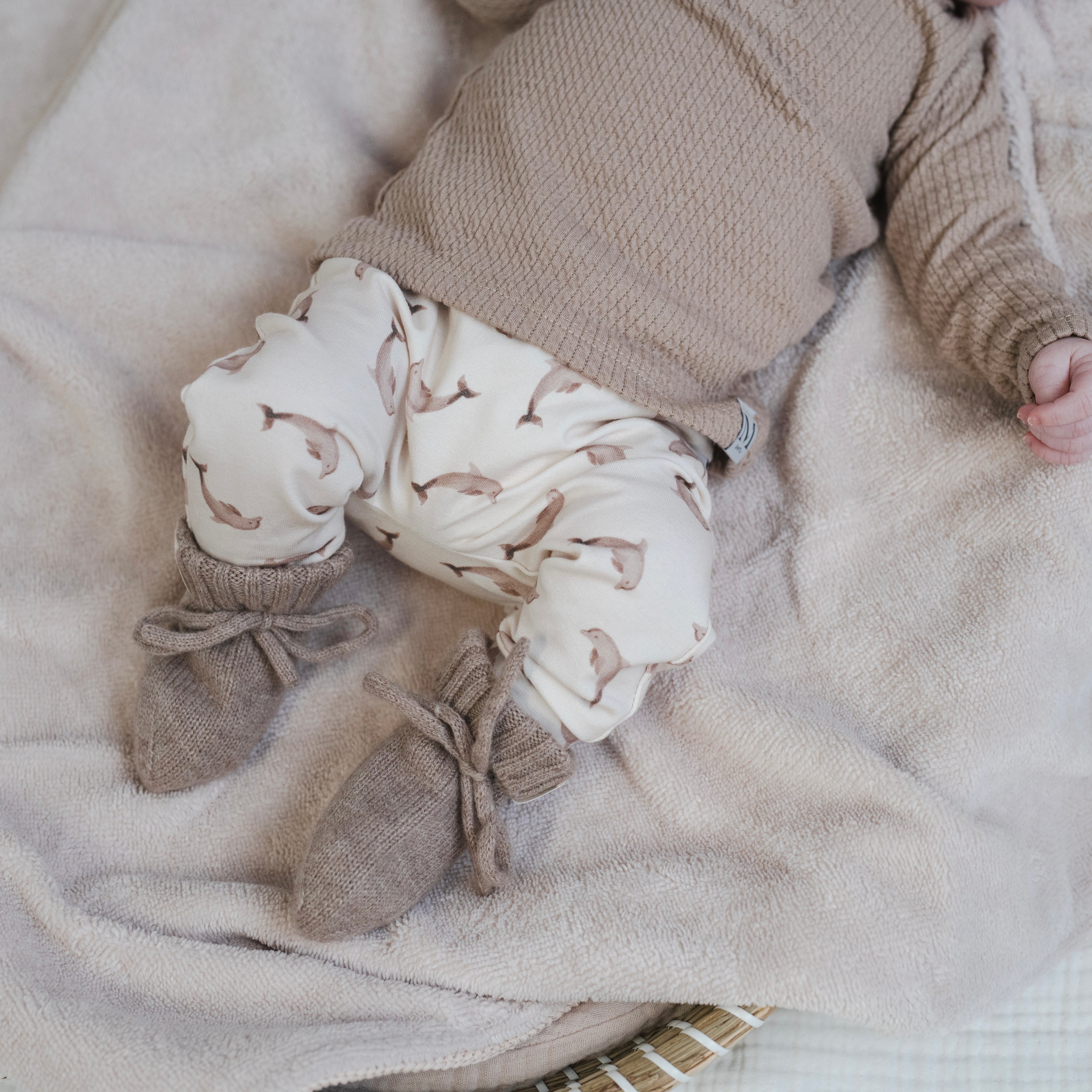 Broekje dolphins-Slofjes Natural_Momsandminis