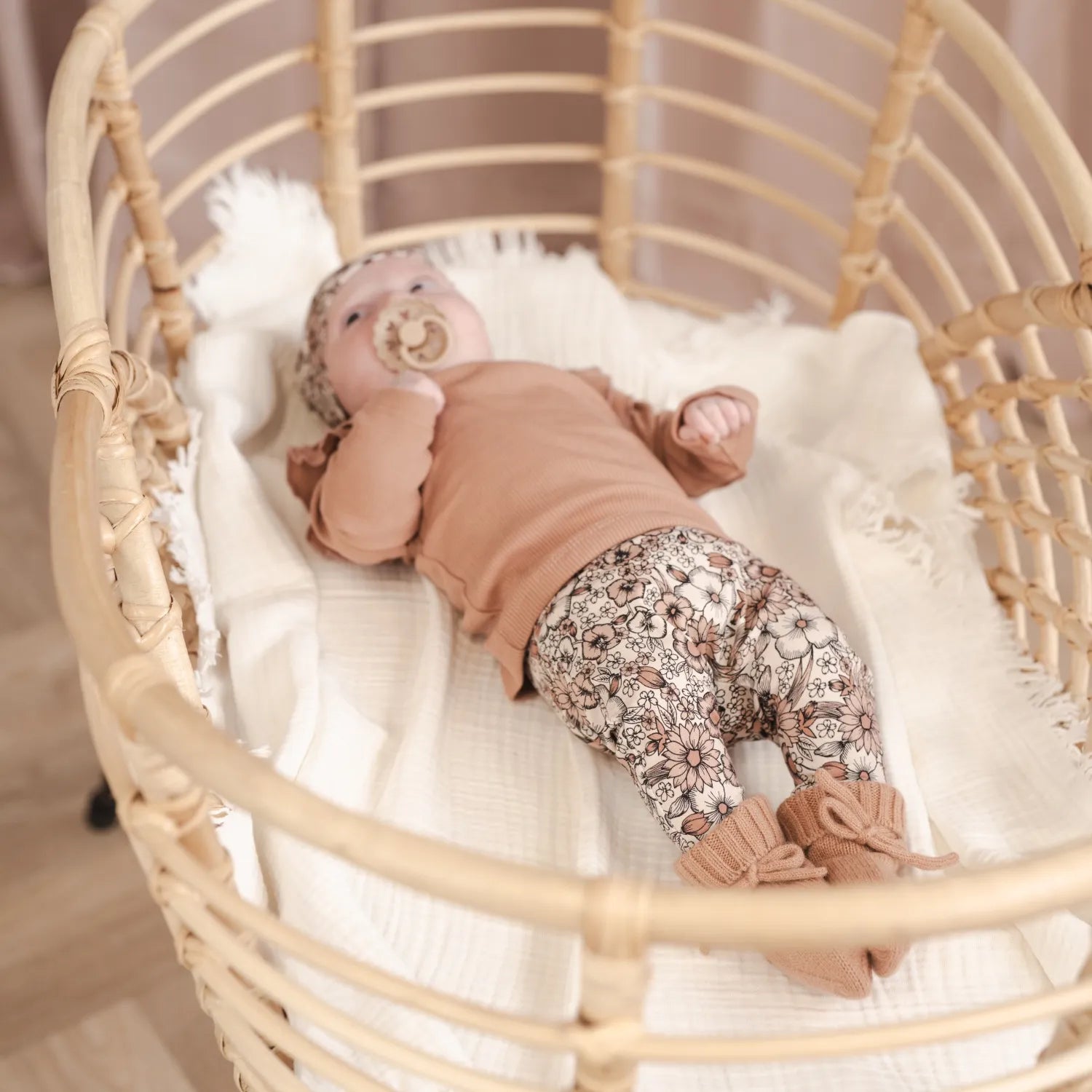 broekje-en-mutsje-combi-flowers-ruffle-shirtje-peach-slofjes-perzik-2-momsandminisjpg