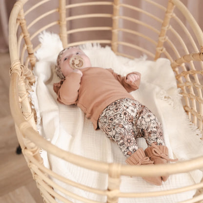 broekje-en-mutsje-combi-flowers-ruffle-shirtje-peach-slofjes-perzik-2-momsandminisjpg