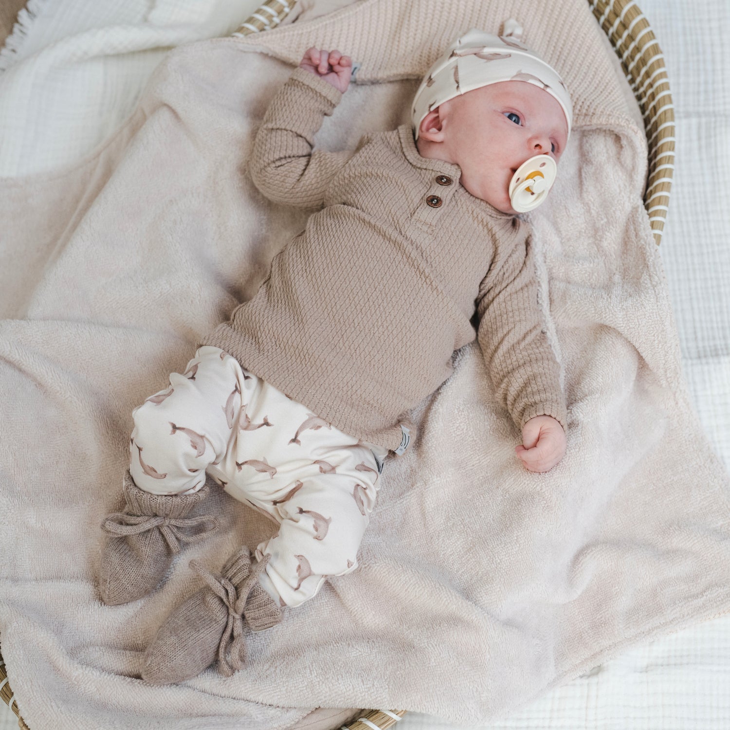 Broekje en Mutsje Dolphins-Button longsleeve mini cable taupe-Slofjes natural_Momsandminis
