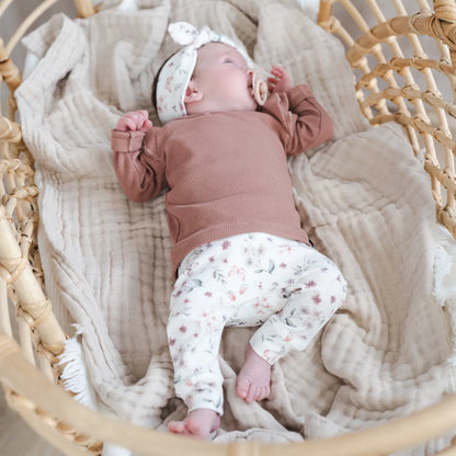 broekje-floral-ruffle-shirtje-clay-haarbandje-floral-3-momsandminisjpg