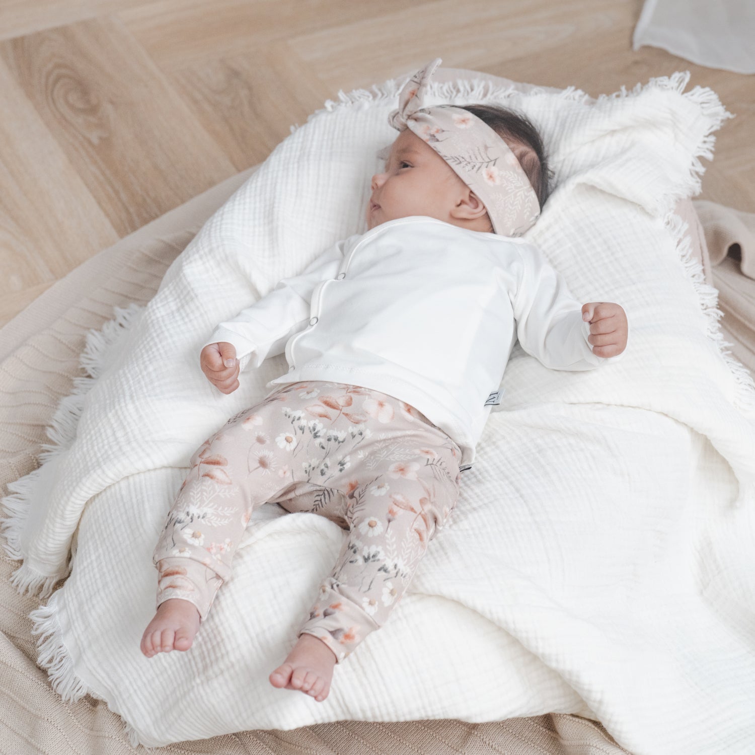 Broekje-Haarbandje-floral alina-Overslag shirtje ecru 2_Momsandminis