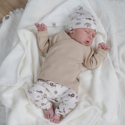 Broekje-mutsje-safari-overslag shirtje-wafeltjes beige_Momsandminis