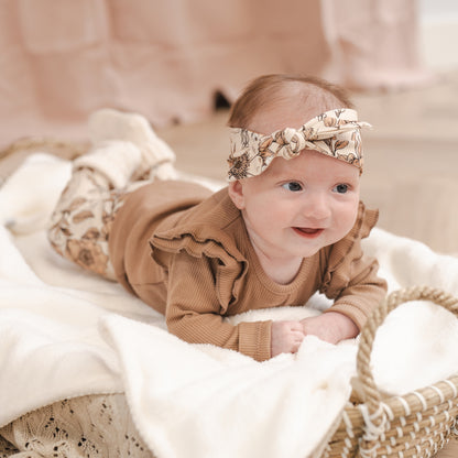 Broekje rural flowers-haarbandje rural flowers-Ruffle shirtje cacao-Slofjes off-white-5_Momsandminis