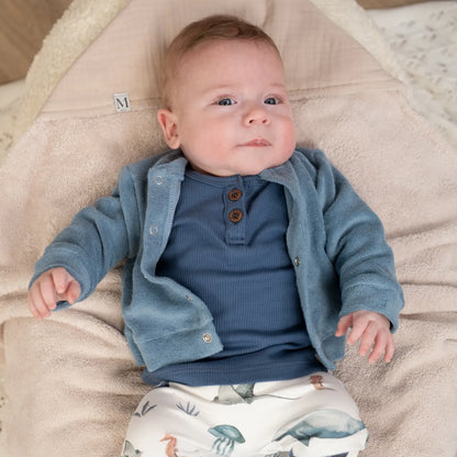 Button-longsleeve-blauw-Vestje-badstof-blauw_Momandminis.jpg