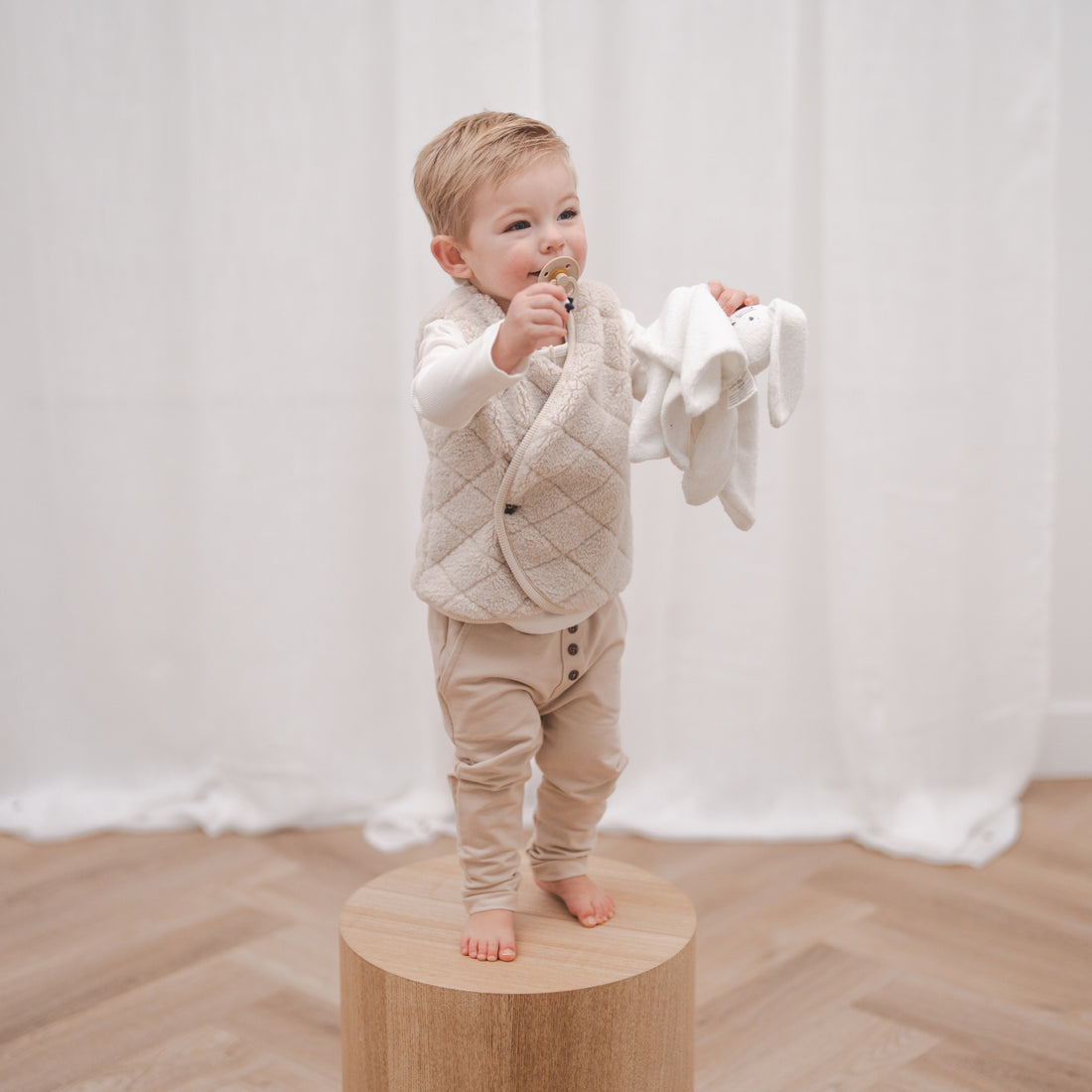 Chino beige-Button longsleeve ecru-Gilet ruit naturel_Momsandminis