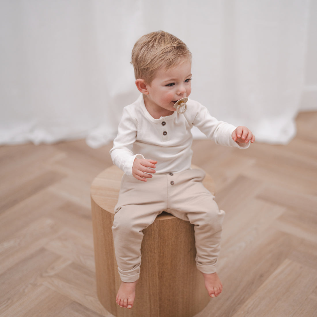 Chino beige-Button longsleeve ecru_Momsandminis