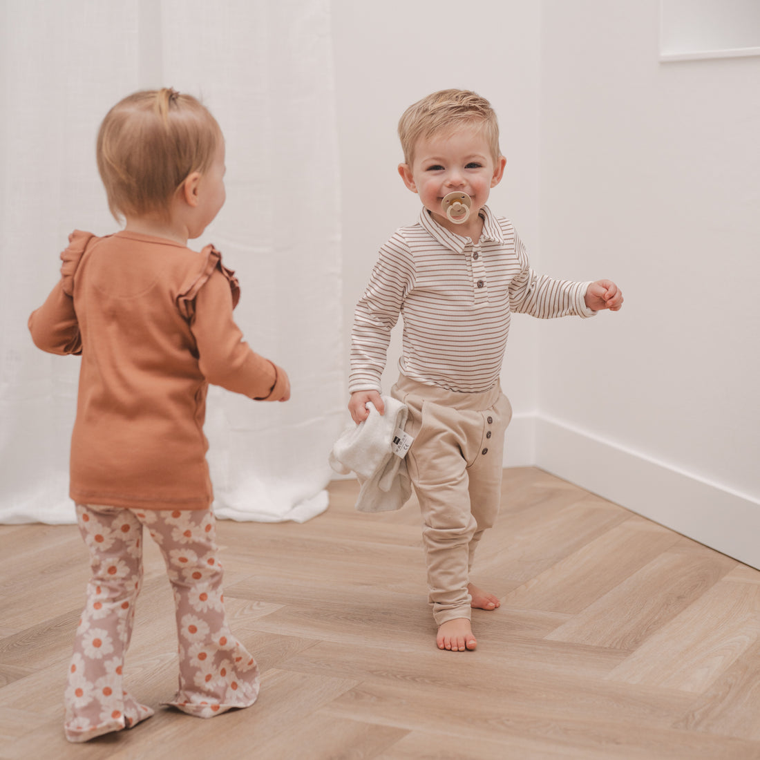 Flared pants marigold-Ruffle shirt perzik_Momsandminis