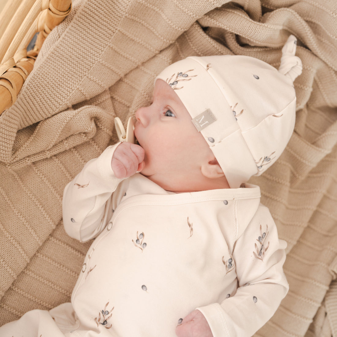 Newborn mutsje en Overslag shirtje Olive leaves_Momsandminis