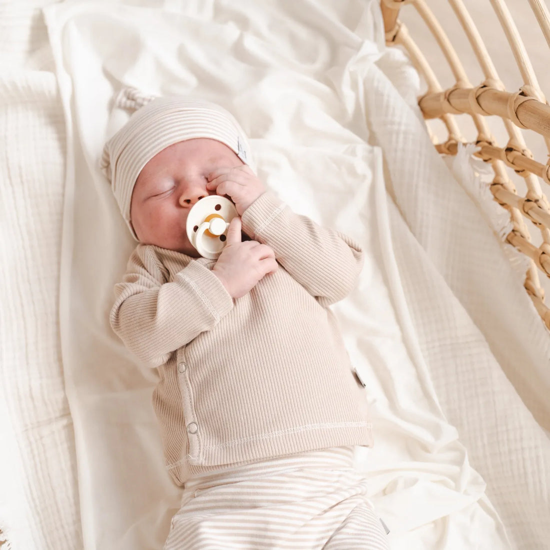 overslag-shirtje-beige-mutsje-mini-stripes-beige-momsandminisjpg