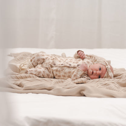 Ruffle boxpakje en haarbandje lily beige_Momsandminis