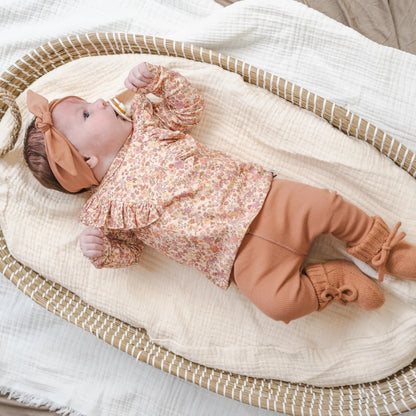 ruffle-longsleeve-pretty-flowers-rib-broekje-perzik-slofjes-perzik-haarbandje-perzik-2-momsandminisjpg