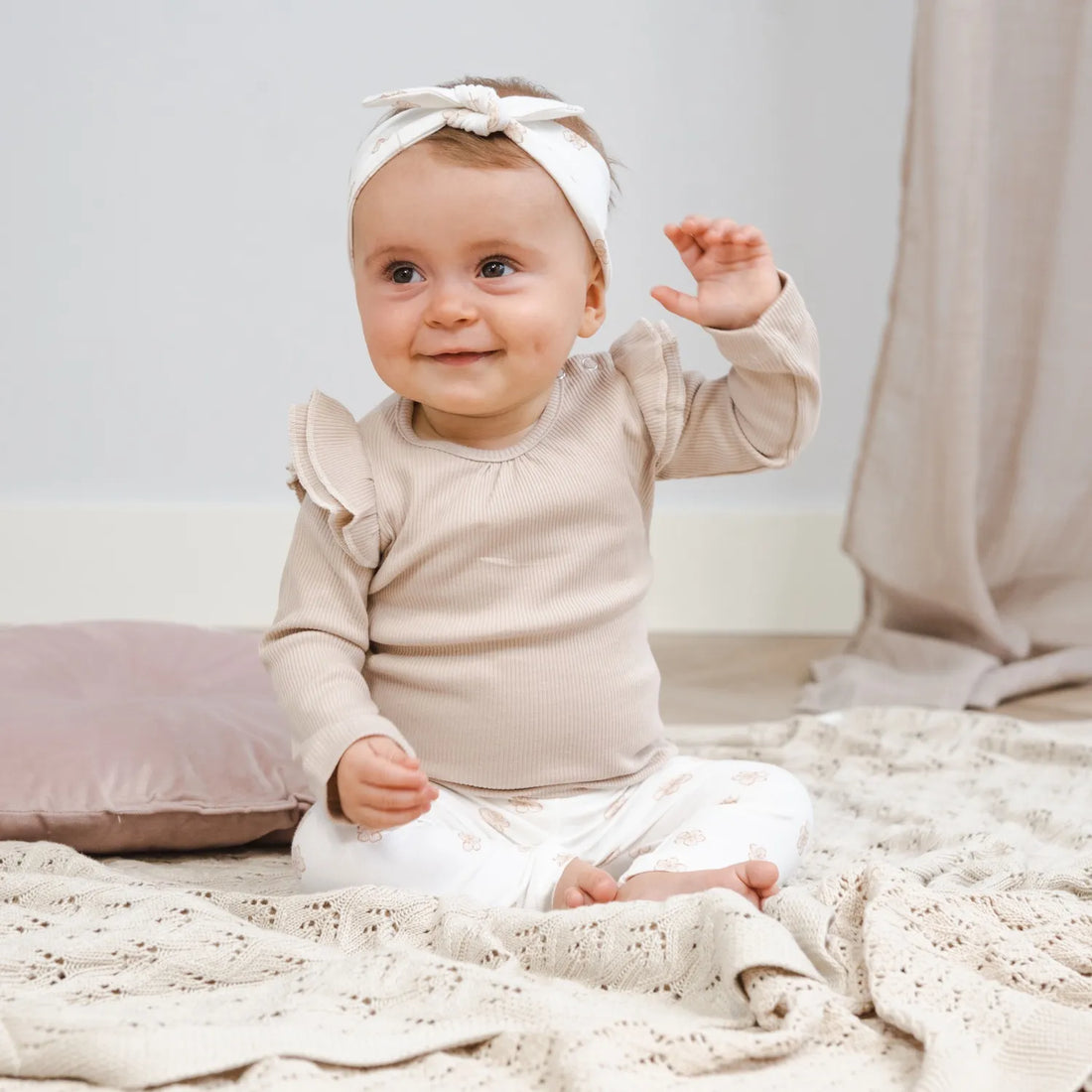 Ruffle-shirt-beige-Legging-Haarband-butter-flowers_Momsandminis.jpg